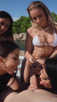 Alexa Flexy ombord på din båt med sin tjejbesättning Alexis Crystal, Lia Lin, May Thai och Megan Fiore