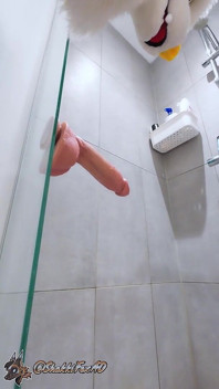 Twink - vibrator anal la duș
