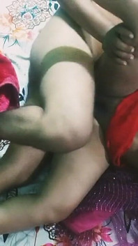 Mooie Indische Bhabhi in rode kleur Saree.