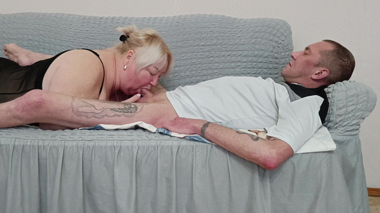 Zona901: Madrastra amasa su garganta con una mamada profunda y traga...