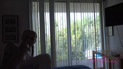 ATK Girlfriends: Virtuální rande - tato studentka chce udržet své známky