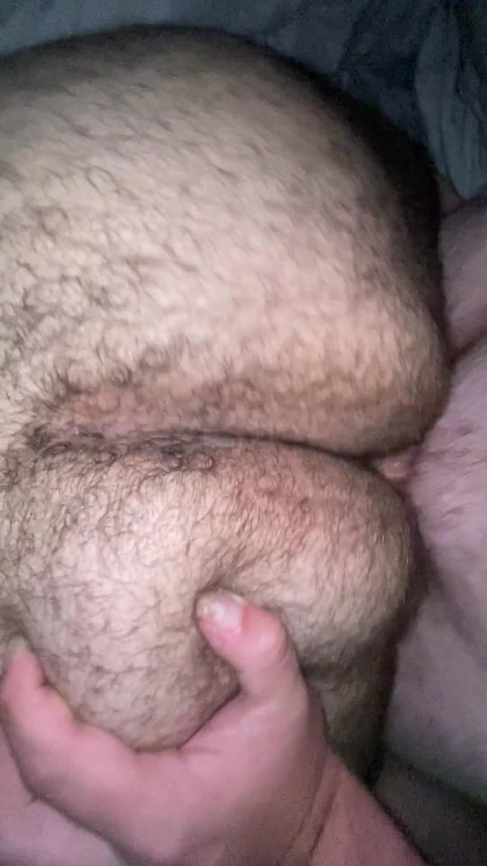 Jay M: Une salope poilue se fait baiser par derrière pour la...