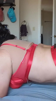 Sissy Candy v červeném prádle dostane stříkání od jejího šukacího stroje a panenky