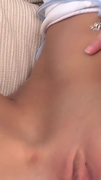 Deux nanas sexy jouent avec leurs chattes sur le canapé