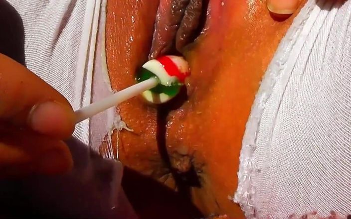 Argentina Latina Amateurs: Любительница с большими сиськами играет с lollipop внутри ее мокрой киски
