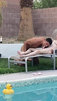 Drobná trans kočička Claire Gemini saje obrovského ptáka u bazénu