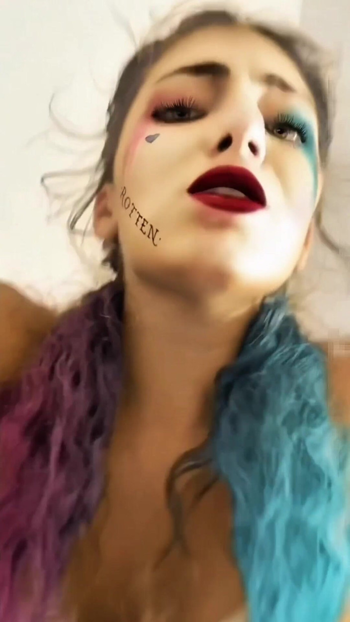 Johnny Grey: Primul sex cu Harley Queen Cosplay se termină cu o...