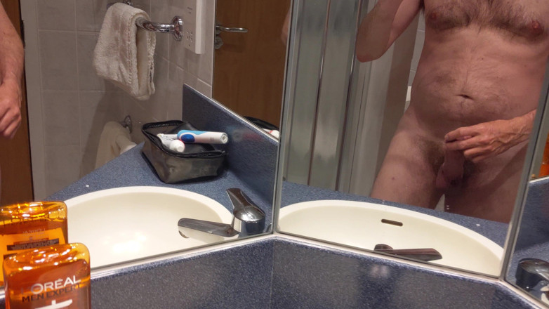 Rockardglans: Hotel Bathroom Wanking and Cumming in Front of the Mirrors -...