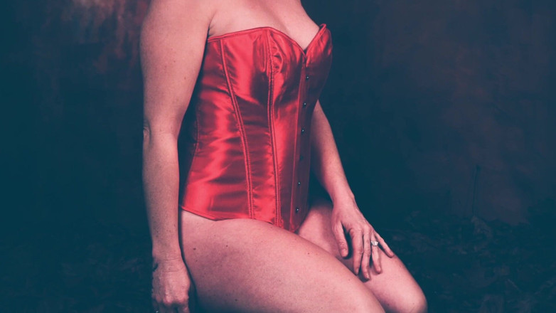 Kylie Britain Adventures: Orgasmic red