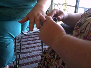 BBW nurse Vicki adventures with friends: ให้เพื่อน BBW ตัดและทำความสะอาดเล็บให้