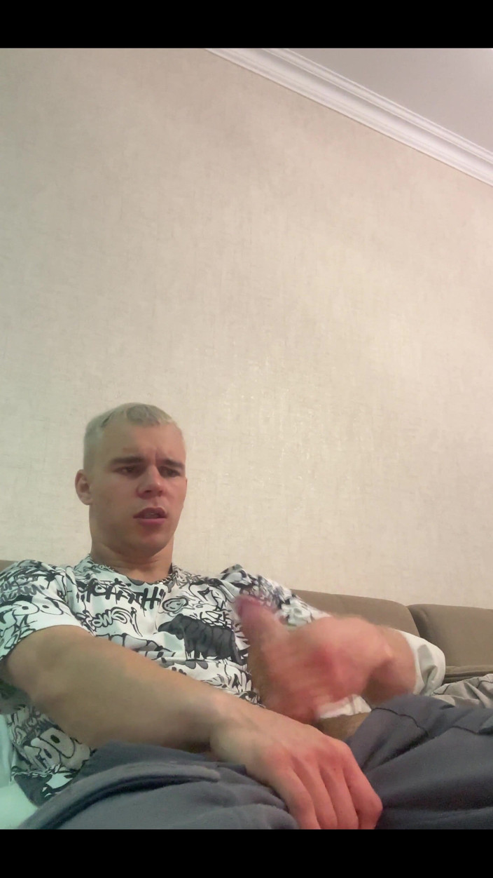 Max_Russell: Runkar av och sperma i byxor