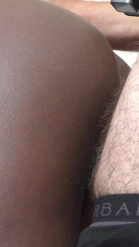 Pembantu seksi afrika dientot sama kontol besar pria kulit putih