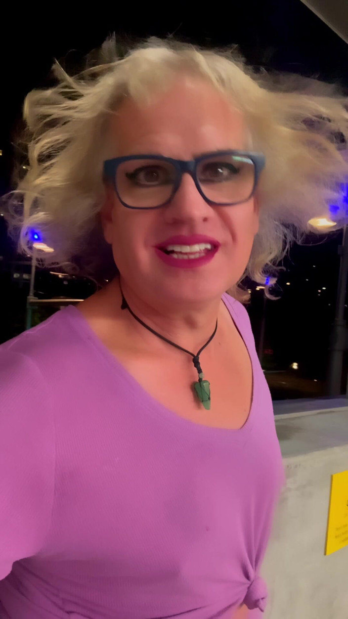 CindieLove: Sissy sexy în pantaloni scurți, în pantaloni scurți, parcare în centrul orașului