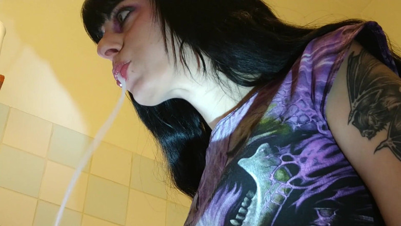 Beth Kinky: İyi bir sakso çektikten sonra diş fırçasıyla sikişiyor