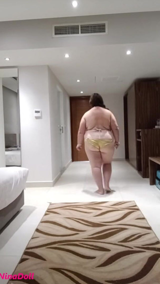 Nina Doll: เดินแบบบิกินี่แฟชั่น BBW