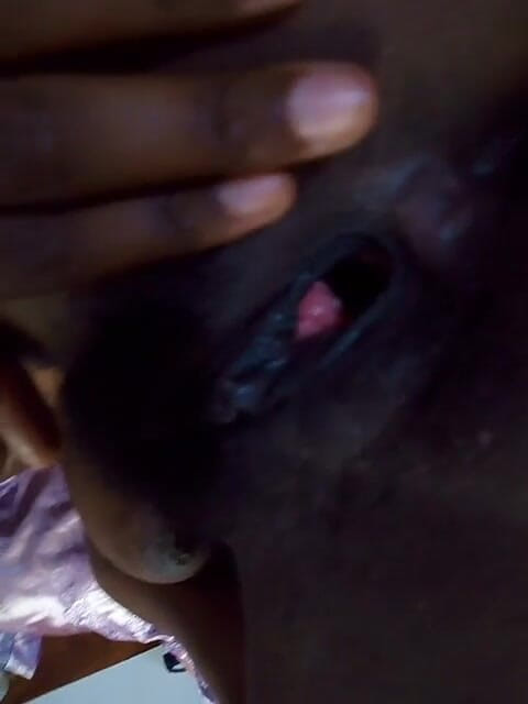 Morty Black: 쪼이는 털이 무성한 보지를 보여주는 Dina Show