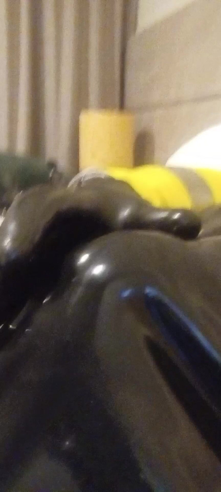 Latex Boy: В латексе в отеле с дроном в латексе