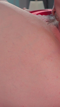 Big Ass Facesitting & Ass Shaking - Krzywe MILF w białych pończochach Ciężkie naciskając chudy facet z owłosioną cipką i grubym tyłkiem