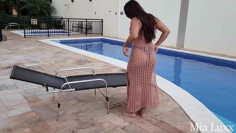 Mia luxx: セクシーなミア・ラックス 汗だくの足と柔らかい足裏がプール休憩中に足マッサージを受ける - 足フェチ - フットマッサージ -