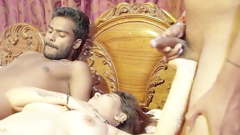 AlexDaizo: 和2个男孩在舞池里玩3P