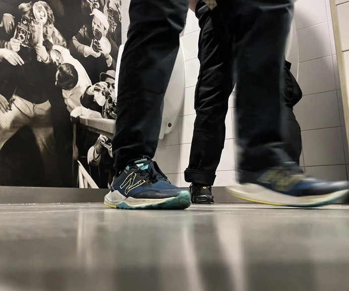 AmateurBoysPissing: Alışveriş merkezinin umumi tuvaletlerinde bir gün
