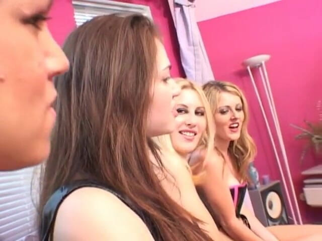 Girl on Girl: khilaulon ke saath haardakor seks karne vaali lesbiynon ka samooh