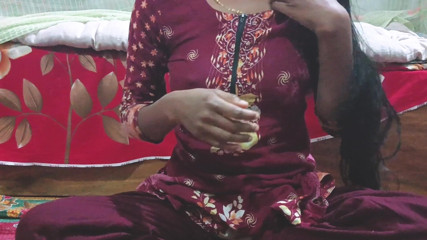 Sumaiya tasnim: Sexy chica india en masturbación con berenjena - video viral - parte 1