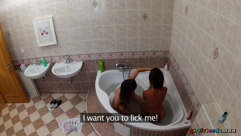 Girlfriends XXX: Подруги xxx - лесбіянки миють одна одній мокрі пизди у ванні