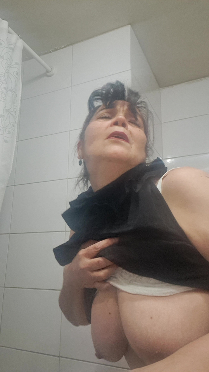 Mommy big hairy pussy: Mamá se imagina tener sexo secreto con él en el baño.