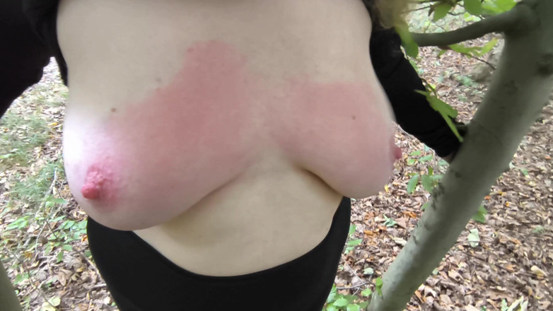 Bouncy Tits Action: Превращаю их красное вымя в лесу