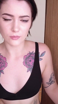 Une fille blanche a besoin de sucer une grosse bite noire pour payer l'argent que son copain doit