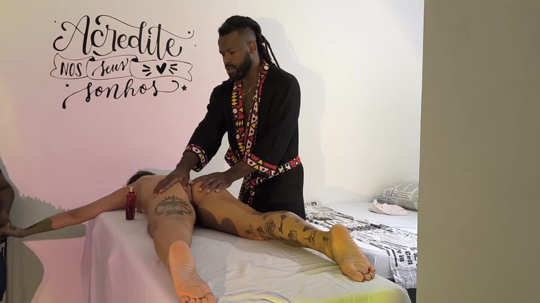 Nurseblack: Mild cuckold tog fru för att få en tantrisk massage...