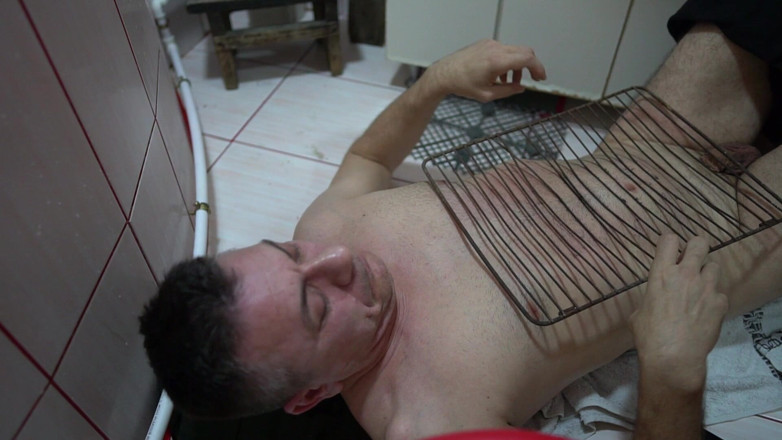 Paultramp: Bàn ủi bằng gót trong phòng tắm