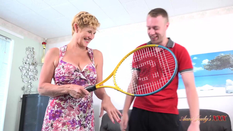 Aunt Judy's XXX: Auntjudysxxx - 巨乳57歳クーガーさんモリーが彼女のテニスインストラクターと性交
