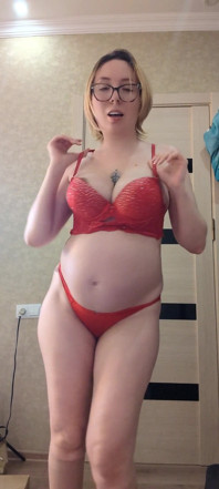 Une fille enceinte fait un strip-tease