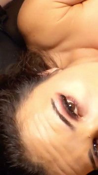 Geile latina-teen mira cuckold mit freundin in bukkake-session