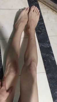 Самостійно писяє і ходить повністю гола на відкритому повітрі