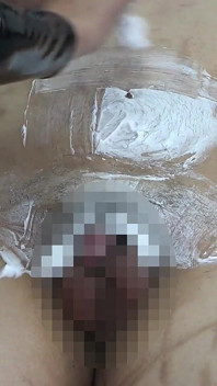 Bos Wanita Mencukur Rambut Pubic Pekerja Lelaki Untuk Model Pakaian Dalam, Melukis Pakaian Dalam Pada Tubuhnya, Dan WarnaNya Dengan Wax Panas