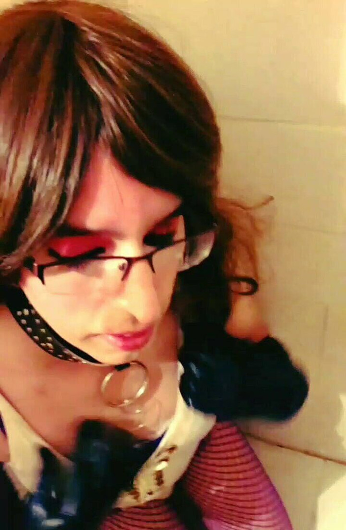 Tammy sissy slave: Mariquita disfrutando de mear en su cuerpo