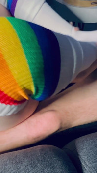 Le Hago Un Calcetín a Mi Hermanastro Con Calcetines Largos