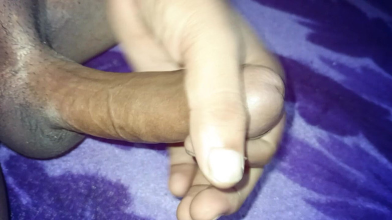 Luckky: Indický sexy chlap masturbuje v místnosti