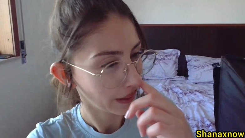 Shanaxnow: Shanaxnow dedeándose el culo jugando con mis mocos