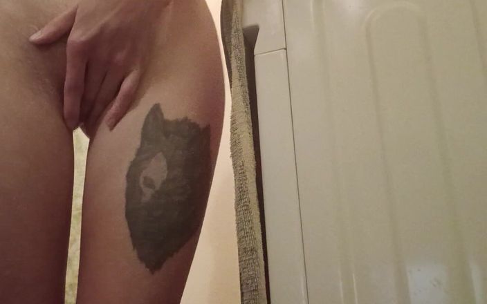 Lesbian-illusion: Invece di fare il bucato, ho iniziato a masturbarmi vicino...