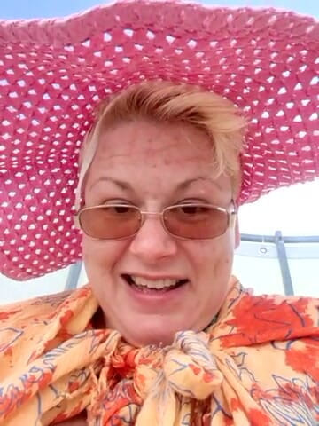 Putarankahotmilf: Doigtage de chatte, gifles et squirt multiple sur la plage...