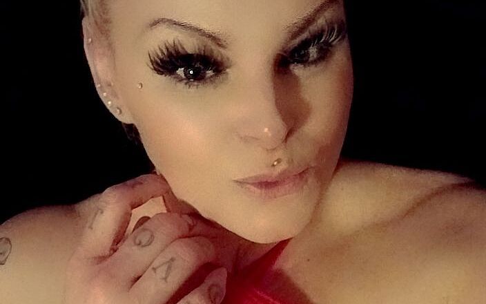 SophiaRose00: Sexy blondýnka stříká na kameru