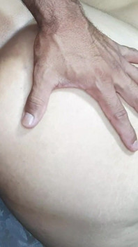 義理の妹が新しいランジェリーを見せてくれます。アナルセックス