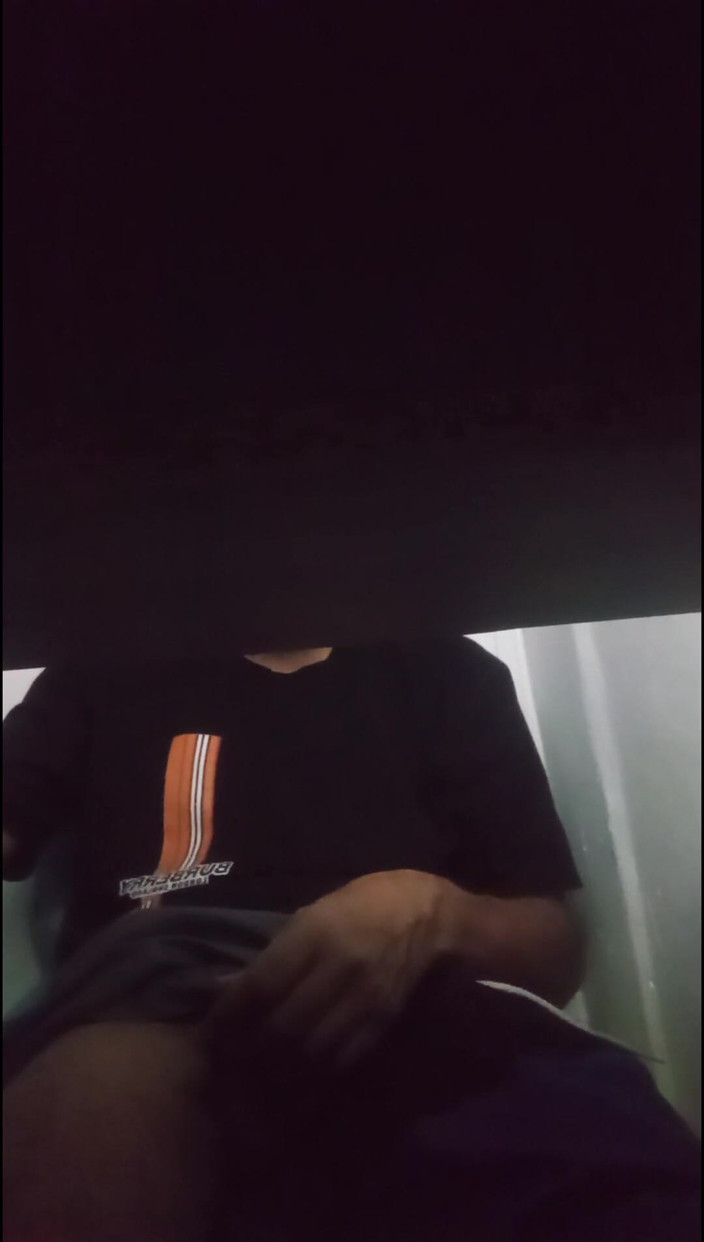 Jhonbahh: Behind the Desk