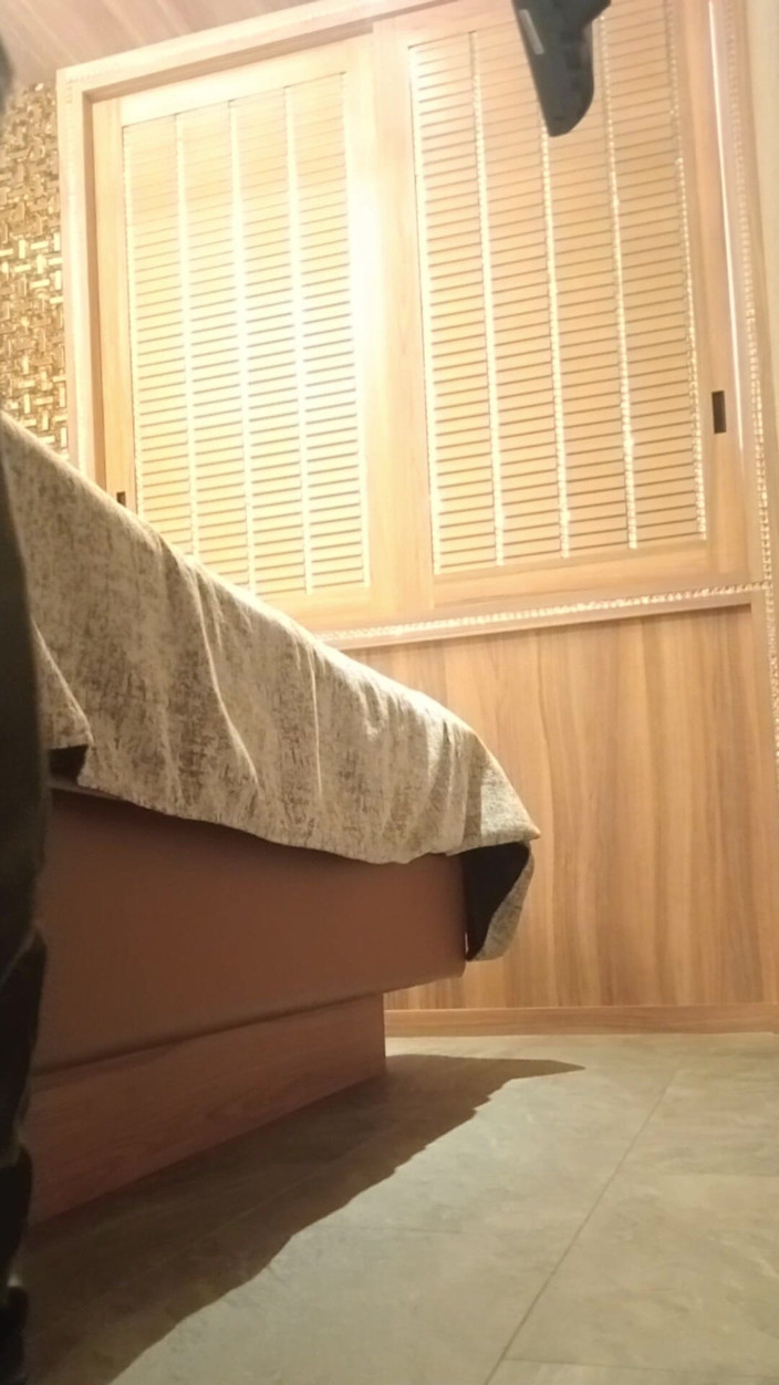 Mayumi Kanzaki: ek chhote se kamre men apne seksi sharir ko dikha...