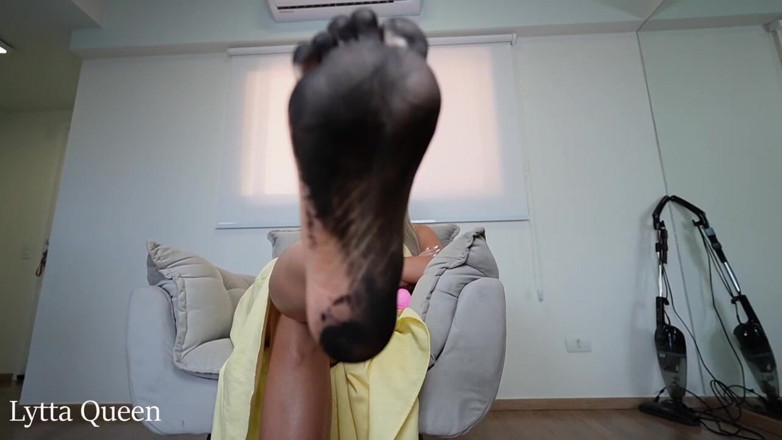 Queen Lytta ballbusting and cum lick: Lecca i suoi piedi sporchi e ingoia il suo sperma...