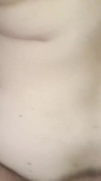 Elle suce la bite du voisin dans la baignoire